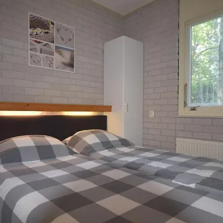 בית נופש Fireplace Bungalow In Family Park Sint Maartensvlotbrug